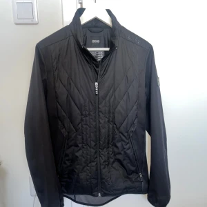 HUGO BOSS VÅRJACKA   - Hejsan 👋🏼, jag säljer denna underbara vårjacka/cardigan🧥 som passar perfekt för den kommande vårsolen och framöver ☀️. Denna jacka är använd vid väldigt få tillfällen och är i perfekt skick. Storleken på jackan är S. Om du känner att du är intresserad eller om du har någon fråga är det bara att skriva till mig. 😄  Priset går att även att diskuteras :) Nypris: 1500kr 💸 