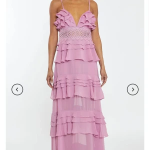 Populär balklänning - Säljer min balklänning jag hade på 9ans bal! Jag har klippt av den understa volangen då klänningen blev alldeles för lång för mig även när jag hade klackar (jag är 173). Klämmingen är endast använd vid detta tillfälle🥰