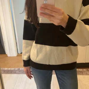Randig tröja från H&M - Säljer en randig tröja från H&M i svart och beige. Tröjan har långa ärmar och en rund halsringning. Perfekt för en avslappnad stil. 🖤🤍det står att storleken är 134/146, men jag tycker att det känns som 158/164 alltså S.