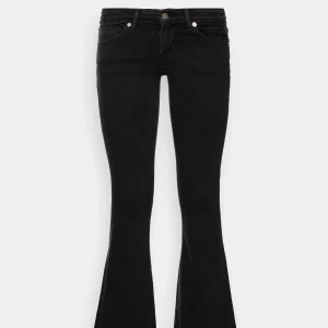 Svarta lågmidjade jeans - Säljer mina super lågmidjade jeans från only. Det är only coral jeans i storlek 27/36. De har några defekter där nere då jag sprättat upp jeansen och det är ett hål i bakfickan men inget som stör. De är välanvända!