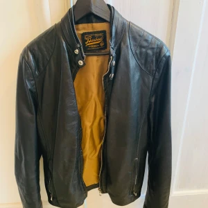 Svart skinnjacka från Barbed - Tjena! Säljer en stilren skinnjacka från Barbed i jättefint skick, köpt i Italien. Nypris ca 10 lax. Fråga gärna om prisförslag och allmänna frågor så svarar jag så snabbt som möjligt! 