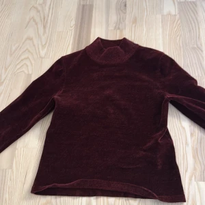 Vinröd Zara tröja - Säljer denna fina Zara tröja som inte kommer till användning, storlek m men sitter som en xs💕