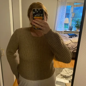 Beige stickad tröja  - Säljer en beige stickad tröja ifrån SHEIN i storlek M. Säljer den då den var lite för kort för min smak. 100 % akryl.  