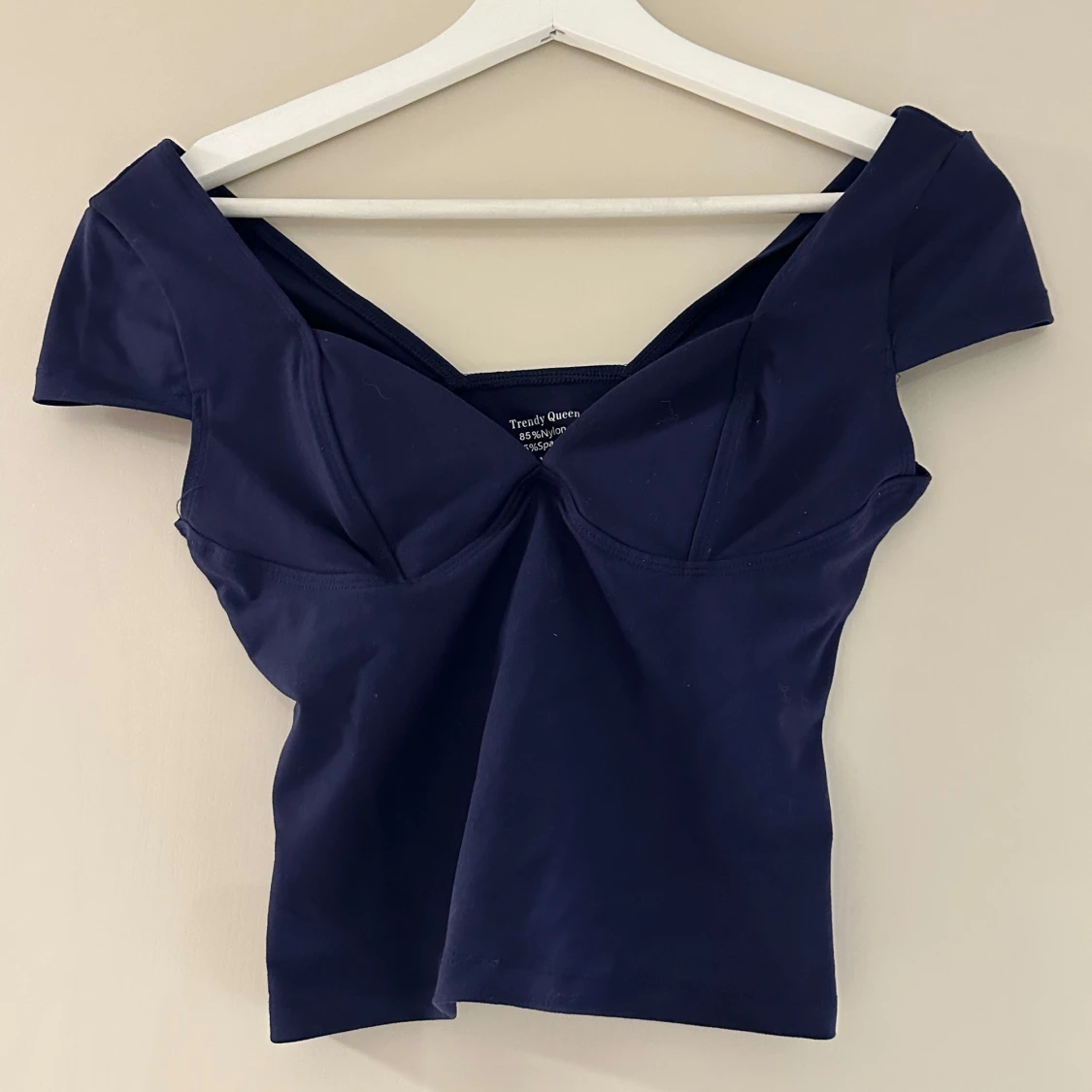 Mörkblå croppad topp med v-ringning - 1