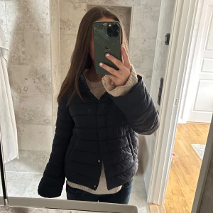 Mörkblå Herno liknande jacka - Säljer en mörkblå herno liknande jacka med knappar framtill. Den är ifrån Gina och är i bra skick Kan tänka mig gå ner i pris vid snabb äffär. storlek S, säljer för 200kr