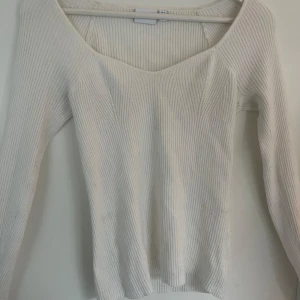 Vit ribbad långärmad VILA - Säljer en vit ribbad långärmad topp med en fin heartshape urringning. Använd väldigt få gånger så i väldigt bra skick!❤️