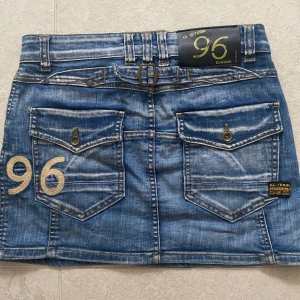G-star jeanskjol - Säljer denna asscoola lågmidjade G-star jeanskjol då den inte passar mig längre! Den är i superfint skick och har massa snygga detaljer! Midjemått:37cm. Längd på hela kjolen från överkant till underkant: 33-34cm. Bara att skriva vid frågor eller funderingar!💞