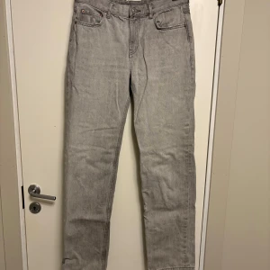 Grå jeans från g perfect jeans - Säljer ett par klassiska grå jeans från g perfect jeans. De har fem fickor, raka ben och normal passform. Jeansen är i ett mjukt denimtyg och har knapp och dragkedja framtill.