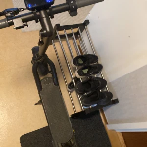 Varan heter NAVEE N65  - Säljer ett par klassiska svarta sneakers med vit sula. Skorna har låg profil, rund tå och snörning. Perfekta för dig som gillar en enkel och stilren look till vardags.