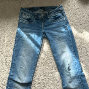 Blå jeansbyxor från LTB Valerie - Ett par LTB jeans i stolek W25 och längd 36 men det är uppsydda så skulle säga att de är 30-32. Innerbens längden är 78cm. Säljer då det inte kommer till användning. Använde ett få tal gånger och inget tecken på användning. Pris kan diskuteras!🥰