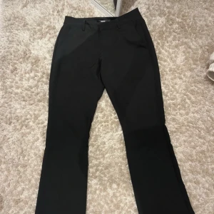 Svarta kostymbyxor från BikBok modell Vera  - Säljer ett par klassiska svarta kostymbyxor från BikBok i modellen Vera. Använda 1 gång. Nypris 500kr. Perfekta till en stilren look och passar till många olika tillfälle💓