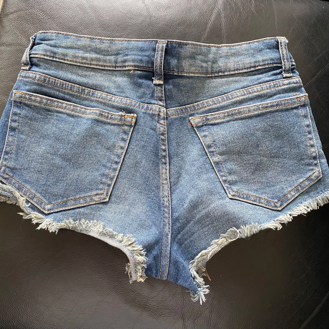 Blå lågmidjade jeansshorts stl 36 - 1