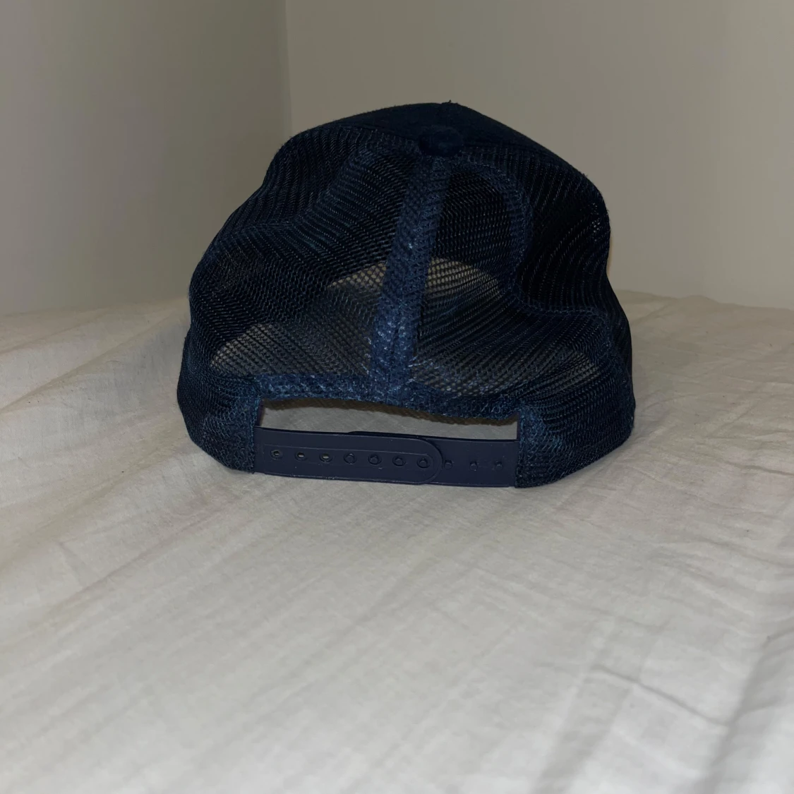 Mörkblå truckerkeps med tryck från Vernando - 2