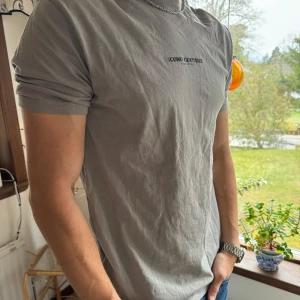 t-shirt  - Snygg grå t-shirt och enkel design, modellen är 185 cm lång☺️🫶🏽
