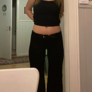 Svarta manchesterbyxor - Säljer ett par svarta manchesterbyxor med normal passform. Byxorna har raka ben och är perfekta för dig som gillar en klassisk men trendig look. Något tajta men bra i längden på mig som är 170 och brukar ha S/M