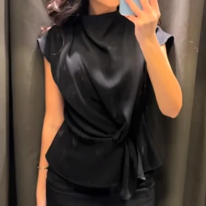 svart zara topp - Snygg svart zara topp, st xs, i mycket bra skick. 