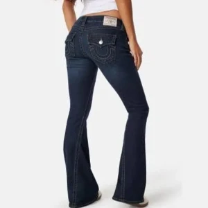 Mörkblå bootcut jeans från True Religion - Super snygga mörkblå jeans från True Religion💙Jeansen kostar originellt 1300kr men säljer för endast 500kr för att det inte passar mig längre. Skrev tidigare att det hade tecken på användning men blandade ihop dem med det ljusblåa jeans jag också säljer💕 Skriv för fler bilder!