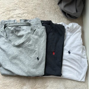 3-pack t-shirts från Ralph Lauren - Säljer tre klassiska t-shirts från Ralph Lauren i svart, grått och vitt. Alla har rund halsringning och den ikoniska broderade loggan på bröstet. Perfekta basplagg för garderoben.Den svarta storlek xs den gråa xs och den vita är small.Liten fläck på den vita men priset 3 för 1!Skriv vid minsta funderingar🙌💯