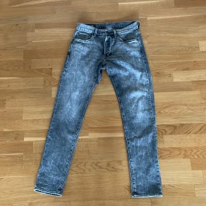 Grå tvättade jeans - Säljer mina gstar raw jeans nu eftersom dem har blivit för små för mig. W28, L32. 400kr