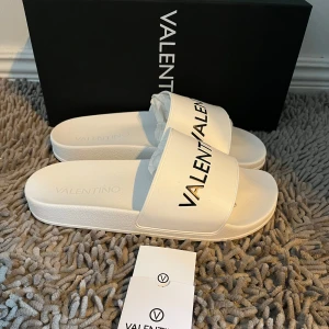 Valentino tofflor  - Helt nya valentino tofflor | Storlek 43 | Box och valentino kort ingår | Hör av er vid frågor eller funderingar!