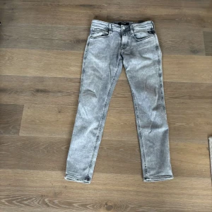 Replay Anbass grå jeans - Säljer även dessa snygga grå Replay anbass Jeans. Otroligt snygg färg nu till sommaren som matchar perfekt med mycket olika stilar. Pris kan diskuteras vid snabb affär🙃