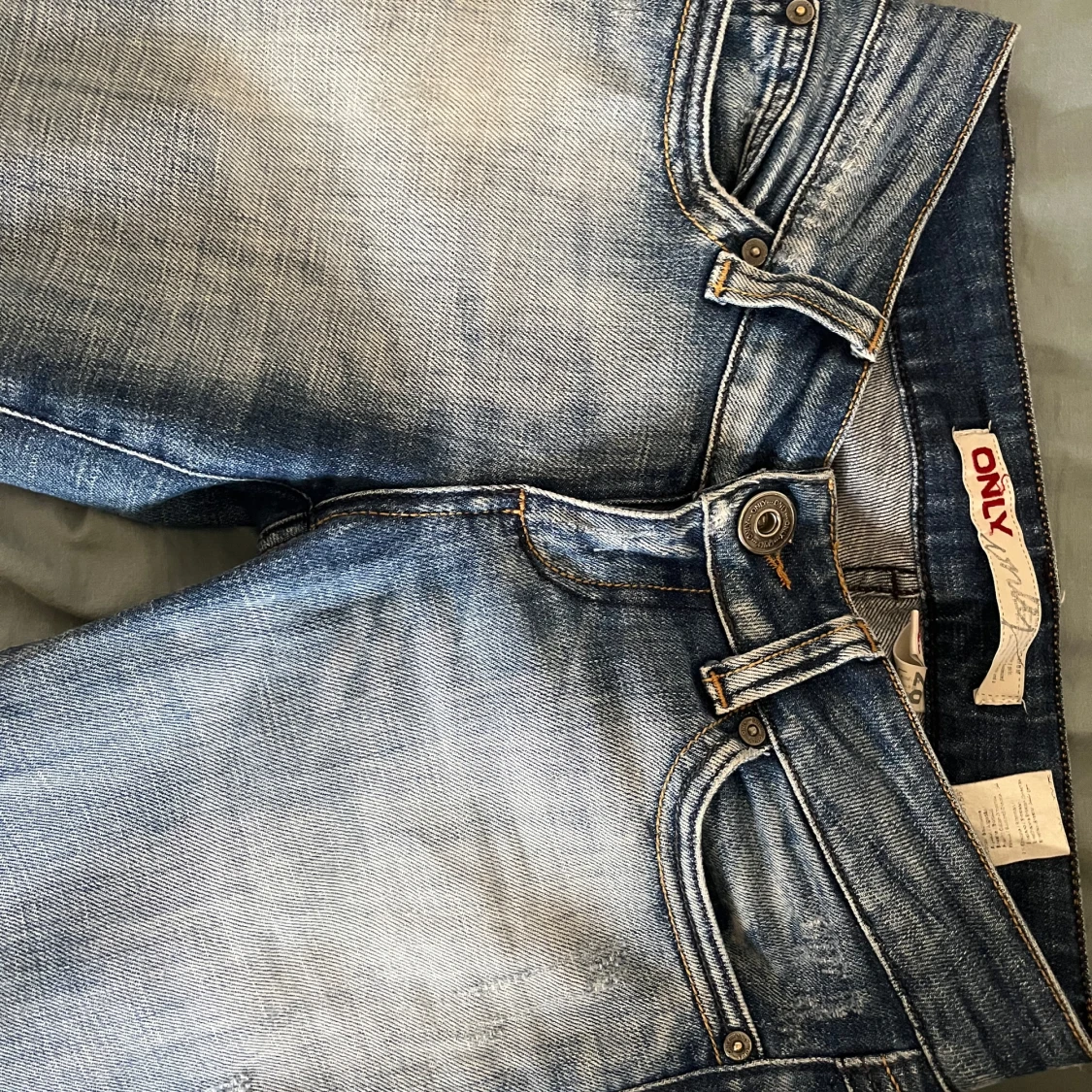 Blå jeans med låg midja