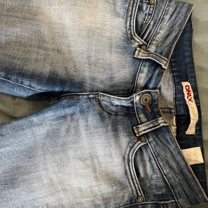 Blå jeans med låg midja - 💕Snygga blå jeans med låg midja och en klassisk femficksdesign. De har en lätt tvättad look och en straight passform som ger en avslappnad stil. Perfekta för en casual outfit.💕