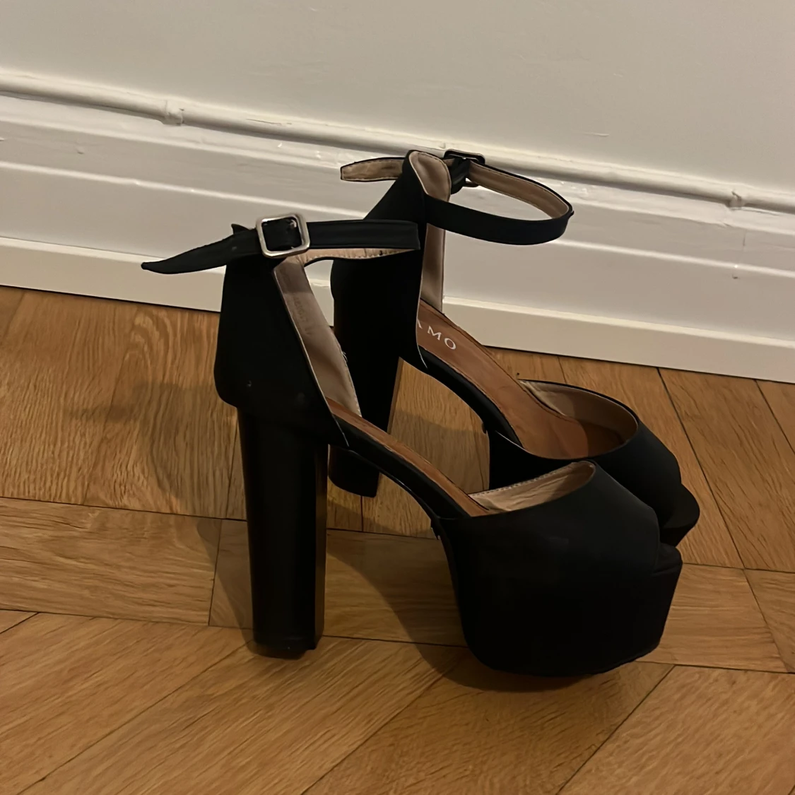 Svarta platåklackar med öppen tå och ankelrem - 1