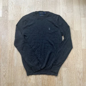 Ralph Lauren tröja - Polo Ralph Lauren tröja | Färg: Grå | Mycket bra skick! | Storlek: XS (passar S också) | Retail: 2500 | Skriv vid frågor eller funderingar!