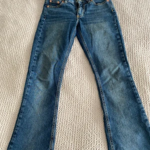 Blå jeans från Junkyard - Säljer ett par klassiska blå jeans från Junkyard i storlek XS. I bra skick men lite slitna längst ner. De är lågmidjade och bootcut. Pris kan diskuteras. 