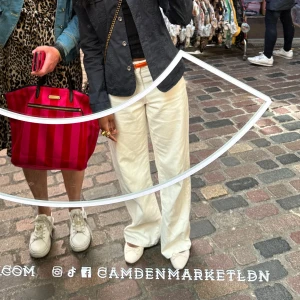 Vita vida byxor  - Säljer ett par vita vida byxor med medelhög midja. Byxorna har en rak passform och är perfekta för en stilren look. Materialet känns mjukt och lätt, vilket gör dem sköna att bära hela dagen.