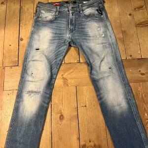 Replay Anbass Hyperflex jeans i blå denim - Feta Replay Anbass skick 10/10 med snygga slitningar nypris:1800+ men säljs nu för 650!! Storlek W32 L30 men dom passar definitivt L31-32 då dom är långa, hör av dig vid frågor!!!
