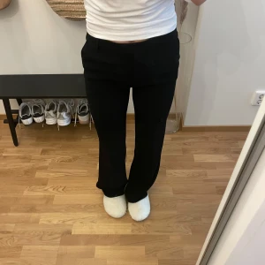 Kostymbyxor från Zara - Så himla fina kostymbyxor från Zara. Raka och långa i benen. Sitter väldigt snyggt på. Använda 1 gång. Nypris 499 kr