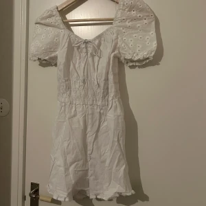 Vit kortklänning med puffärmar - Supersöt vit byxdress klänning, helt ny utan prislap 