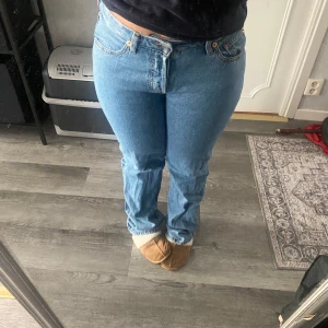 Blå jeansbyxor från 157 ICON - Säljer ett par klassiska blå jeans från lager 157 i designen ICON i storlek M. Byxorna har normal passform med raka ben och femficksdesign. Perfekta för dig som tycker om ett par snygga jeans🩷