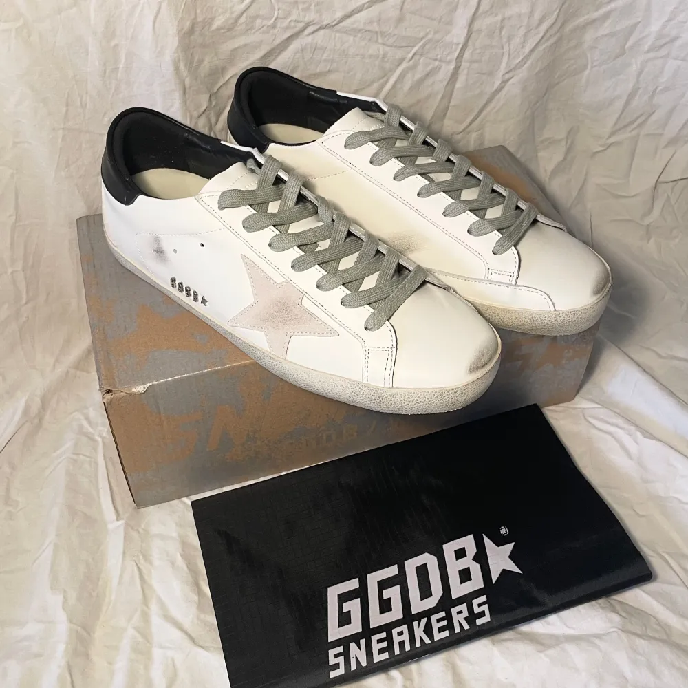 Golden Goose Superstar sneakers i super bra skick. Låda och påse ingår vid köp. Storlek 41, men passar även 42. Priset är ej hugget i sten. Hör av er vid minsta lilla fråga!. Kengät.