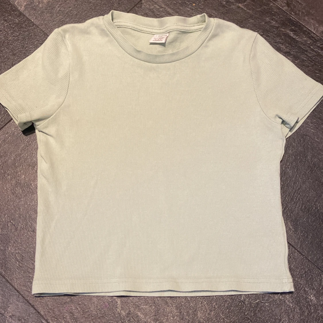 Ljusgrön ribbad t-shirt från Lindex