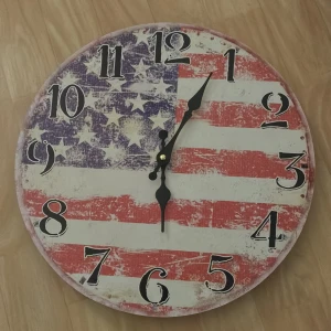 Väggklocka med amerikanska flaggan -  Säljer denna vägg klockan eftersom att den inte passar in i mitt rum . Klockan är nyköpt och säljer den billigare än originalpriset. Frakt ingår, Tar bara emot Swish tryck ej på köp nu och om du har fler frågor är det bara att skriva till mig 💕
