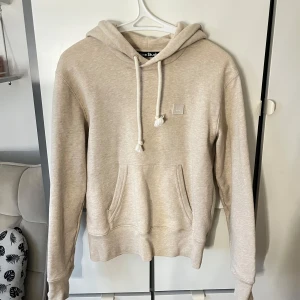 Beige hoodie från Acne Studios - Beige acne hoodie, den är i väldigt gott skick och knappt använd, nästan som ny. Skriv för fler frågor, pris kan diskuteras!!!