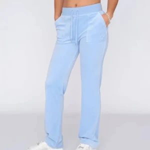 Ljusblå Juicy Couture  - Söker någon som vill byta dessa i storlek XXS  mot ett par i samma storlek eller XS (finns tröja till) mot annan färg. Ljusgrå eller mörkblå🩵🩶Plaggen är knappt använda, säljer då jag kommer få mer användning av ett par i en annan färg🩶🩵