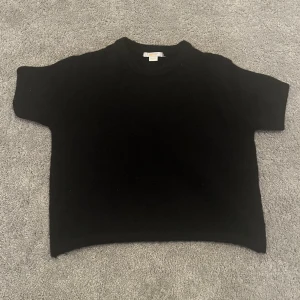 Svart stickad tröja från Gina Tricot - Säljer en svart stickad tröja från Gina, har aldrig använt den. 