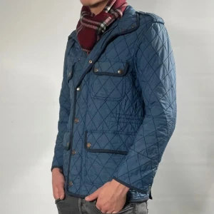 Burberry jacka  - OBS! Bilder lånade av den jag köpte av | fin burberry jacka som jag säljer pga att jag är sugen på nytt storlek S