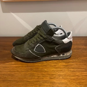 Philippe model trainers  - Philippe model skor | EU 40 (fits 40-41) | | Pris - 499kr | Ganska använda par Phillipe model.Fraktar via postnord eller instabox på köparens bekostnad | Hör av dig vid minsta fråga eller fundering! 