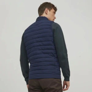Jack and Jones väst herr  - Snygg mörkblå dunväst med hög krage och hel dragkedja framtill. Västen har ett quiltat mönster och är perfekt för lager-på-lager. Passar dig som gillar en klassisk och stilren look. Pris kan diskuteras vid snabb affär. NYPRIS 699kr