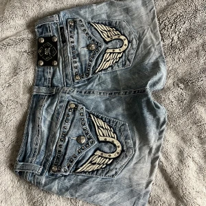 Miss me jeans shorts - Säljer dessa skit snygga jeans shorts i strl 30❣️ de är lite små i storleken så skulle säga att de är lika strl 28-29 ❤️ skriv om ni vill se fler bilder! Skriv innan ni köper!
