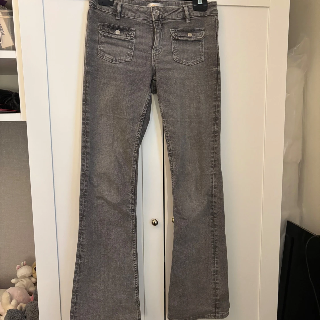 Grå bootcut jeans från Gina Tricot