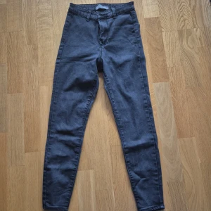 Svarta skinny jeans från Primark - Säljer ett par svarta skinny jeans från Primark. Jeansen har hög midja och smal passform hela vägen ner. Perfekta till vardags och enkla att matcha med olika toppar.