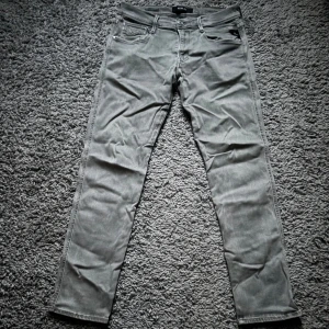 Replay jeans - Säljer mina gråa replay jeans. Bra skick med få defekter. Sitter väldigt bra på. Priset kan diskuteras vid intresse.