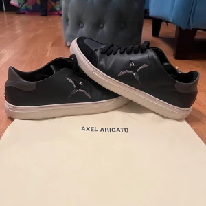 Skor från Axel Arigato - Säljer ett par svarta Arigatos storlek 41/42, 27,5 cm. Påsen inkluderas! Bara att höra av sig vid minsta fundering🙌🙏