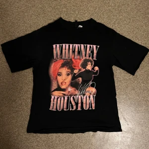 Svart Whitney Houston t-shirt från H&M Divided - Svart t-shirt med stort tryck av Whitney Houston. Mycket bra skick 🩷🩷